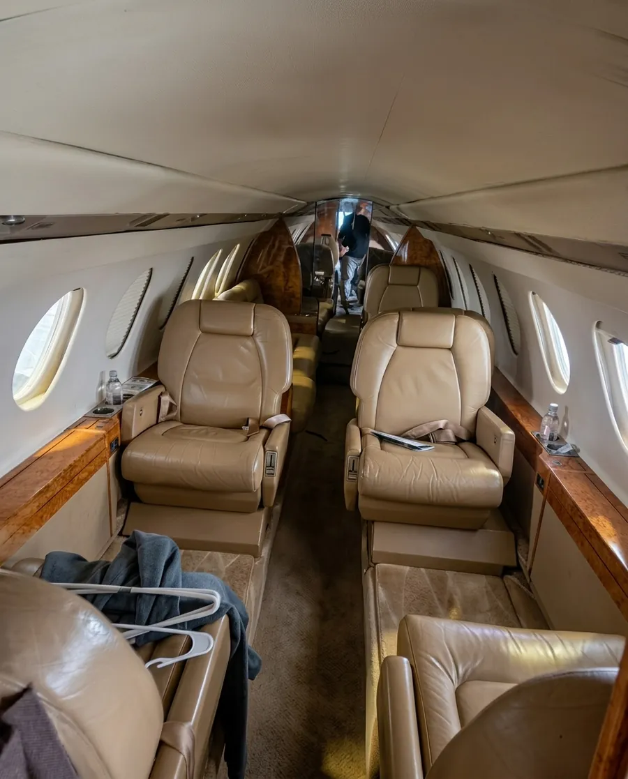 Antes: cabina de jet privado con cuero beige desgastado