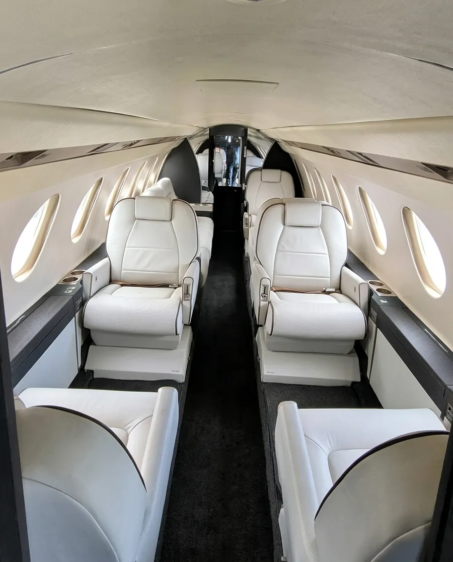 Cabina de jet privado retapizada en cuero blanco en Miami
