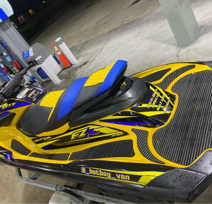 Asiento de jet ski tapizado en azul, amarillo y negro