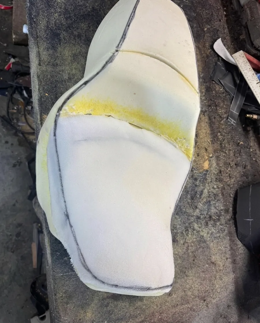 Antes: base de asiento de moto con espuma al descubierto