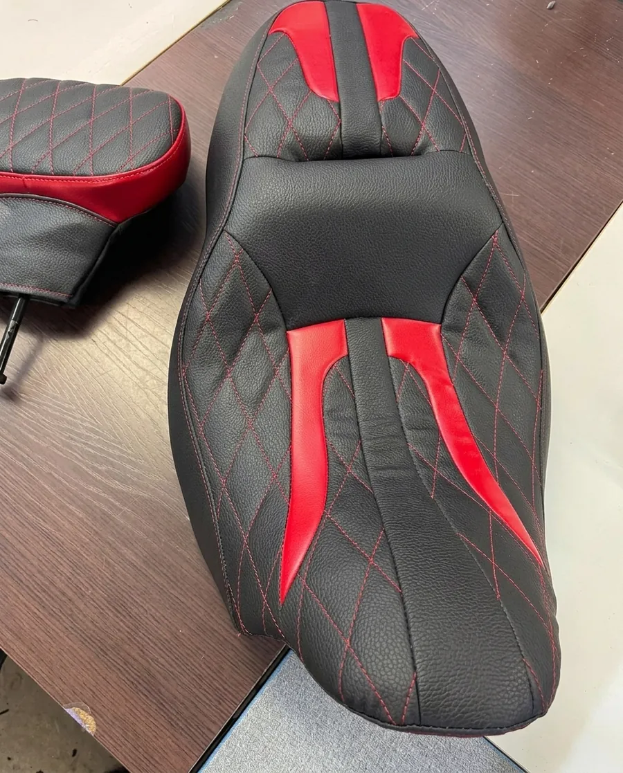 Asiento de moto en negro con rojo y costura de diamante