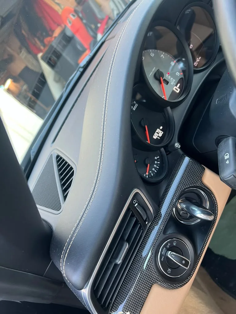 Tablero de auto forrado en cuero con costura